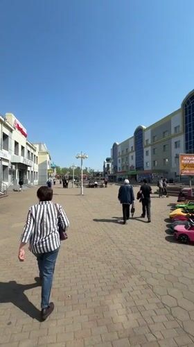Morning street life documented across Birobidzhan city center