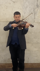 Decorated violinist performs in Moscow's grand theater setting
