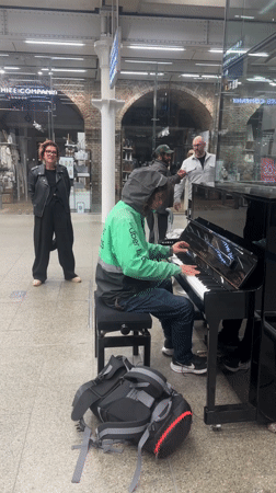 Uber Eats delivery worker plays piano in London