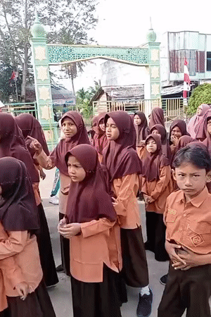 Students in uniform gather outdoors at a Keudekrueng school