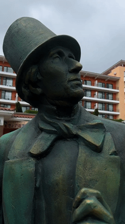 Morning scenes from Nesebar: cats, statues, wet courts