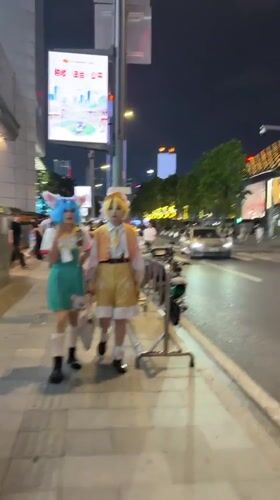 Evening scenes documented across Tianhe District commercial area