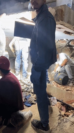 Building collapse triggers overnight rescue operation in Caracas
