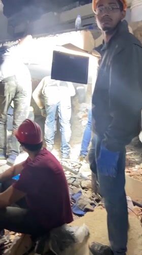 Building collapse triggers overnight rescue operation in Caracas
