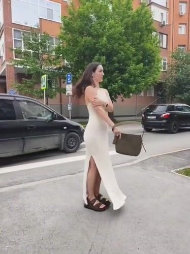 Woman in dress runs through Tyumen streets, visits riverfront