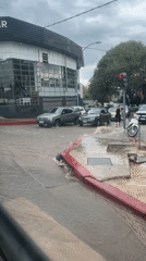 Street flooding forces vehicles to navigate submerged Córdoba intersection