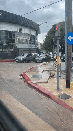 Street flooding forces vehicles to navigate submerged Córdoba intersection