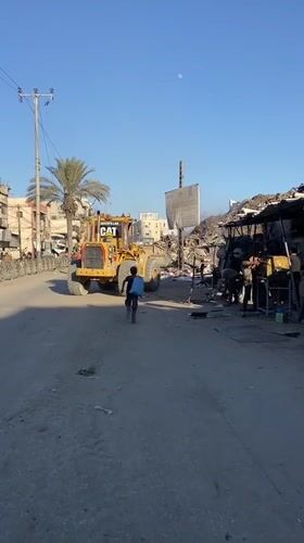 Scenes of debris, burning waste, and daily life in Gaza