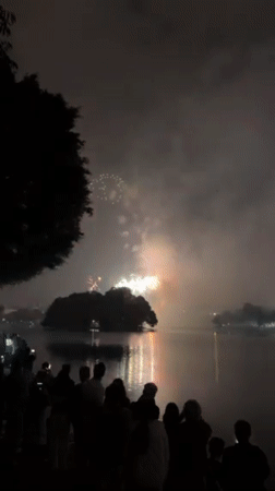 Fireworks display draws crowds to Hanoi waterfront