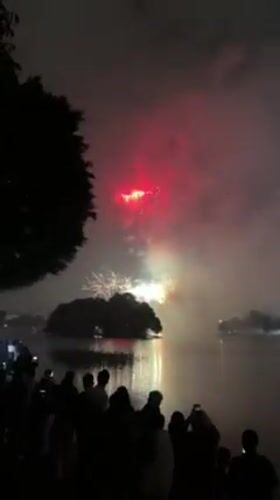 Fireworks display draws crowds to Hanoi waterfront
