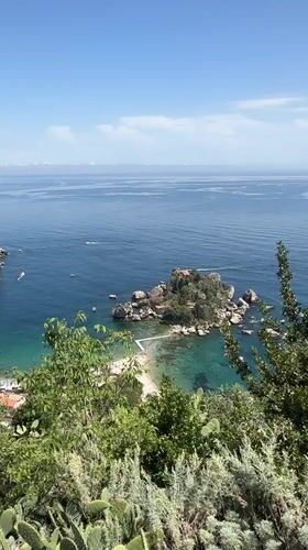 Tourist captures Mediterranean views, daily life in Taormina