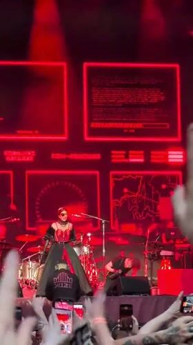 Mercer live in London: flames, pyrotechnics, and a packed crowd