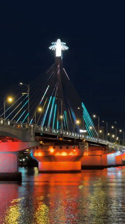 Đà Nẵng's iconic bridge glows at night, figure and all