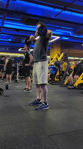 Evening workout session documented at Smart Fit gym in Lima