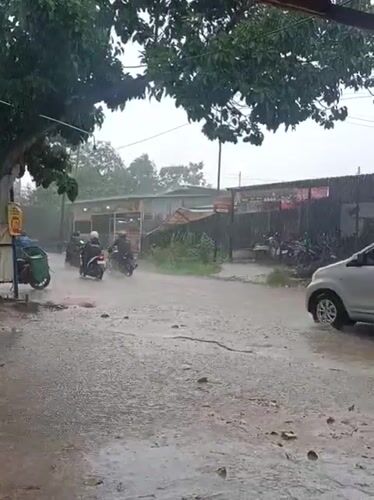 Heavy rainfall hits Batam streets during morning hours
