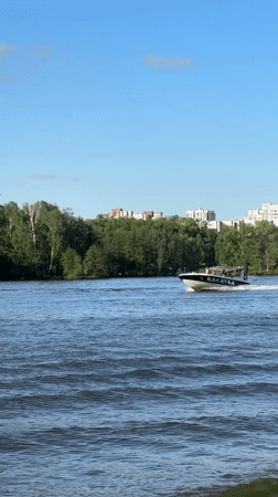 Spring afternoon brings boat traffic, water sports to Minsk rivers