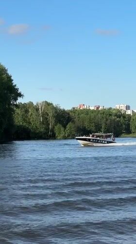 Spring afternoon brings boat traffic, water sports to Minsk rivers