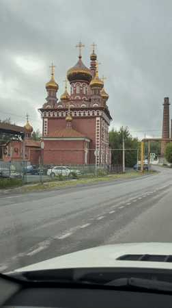 Vehicle journey through Satka with dog captures local architecture