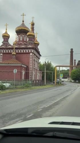 Vehicle journey through Satka with dog captures local architecture