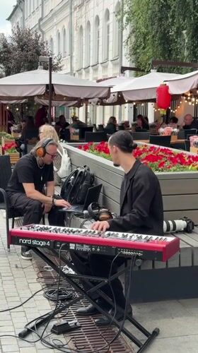 Outdoor keyboard performance on a Nizhny Novgorod street