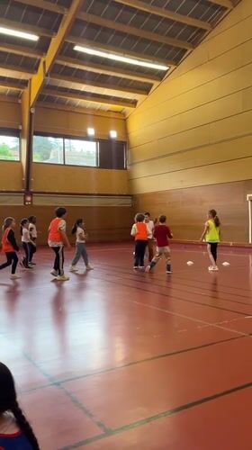 Elementary students complete gym class activity in La Fouillouse