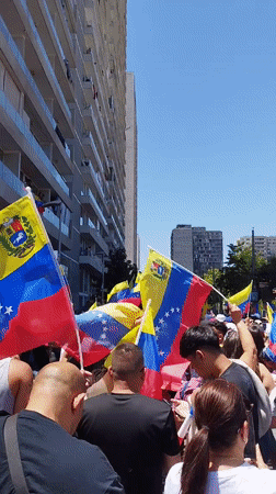 Venezuelan flag demonstration draws crowds in Santiago, Chile