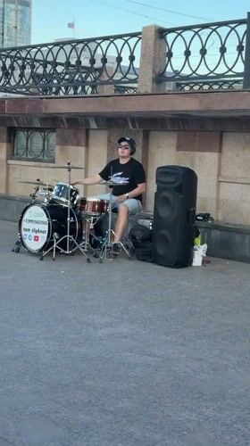 Street music and riverside scenes in central Yekaterinburg