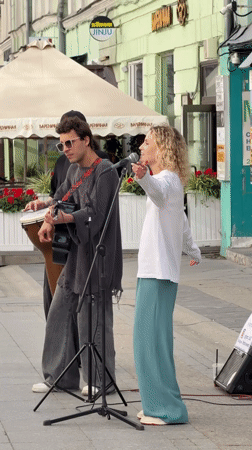 Live music and street life on a busy Moscow afternoon