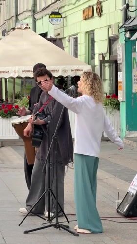 Live music and street life on a busy Moscow afternoon