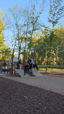 Sunny morning brings families to Birobidzhan park for recreation
