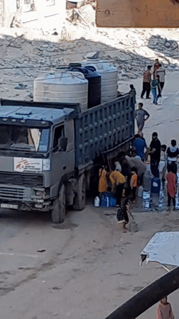 Water trucks draw crowds in damaged Khan Yunis streets