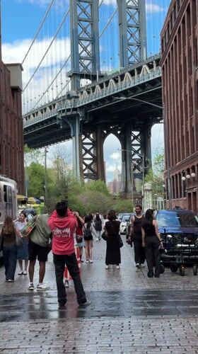 Evening pedestrian activity near Manhattan Bridge waterfront