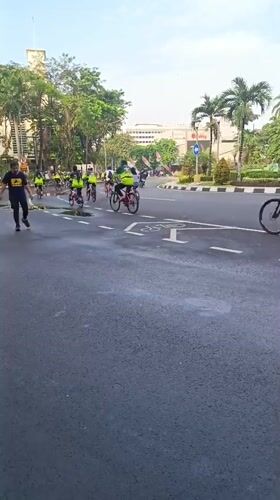 Early morning activity around Surabaya's golden monument