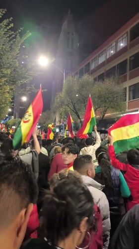 Nighttime patriotic celebrations sweep La Paz streets with flag-waving crowds