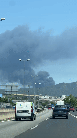 Dark smoke plume observed over busy highway in Montmeló