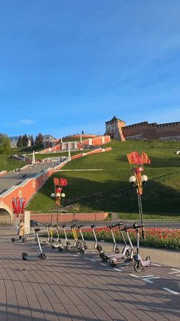 Tourist activity captured around Chkalov Staircase in Nizhny Novgorod