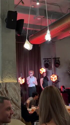 Singer performs at upscale Moscow restaurant during dinner service