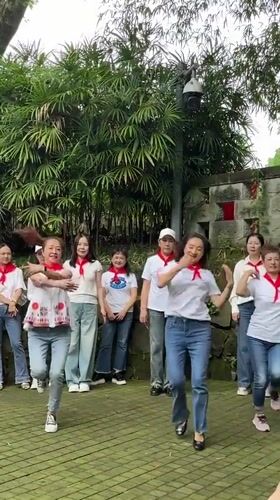 Morning recreation: synchronized dancing and mahjong in Yuzhong parks