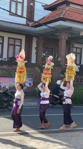 Traditional Balinese procession winds through Mengwi streets