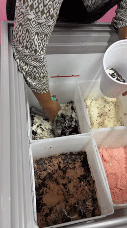 Late-night ice cream service captured in Mexican town