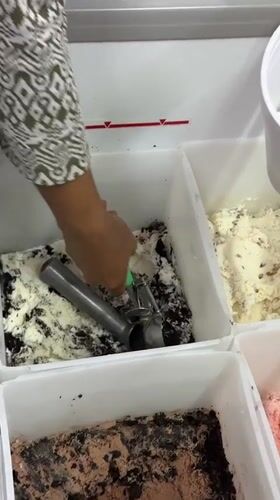 Late-night ice cream service captured in Mexican town