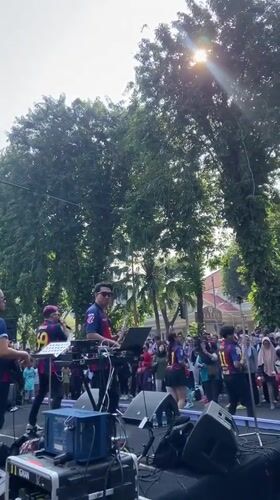 Late-night band performance and cycling group gather in Surabaya