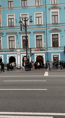 Street musician draws crowds at Saint Petersburg metro station