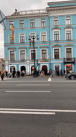 Street musician draws crowds at Saint Petersburg metro station
