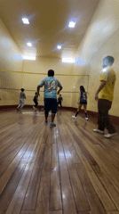 Indoor volleyball game recorded in La Paz gymnasium
