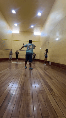 Indoor volleyball game recorded in La Paz gymnasium