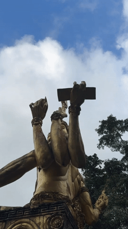 Tourist captures golden statue and cat encounters in Manggis