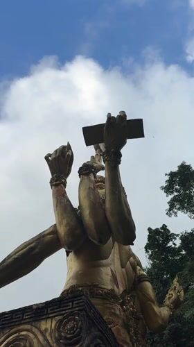 Tourist captures golden statue and cat encounters in Manggis