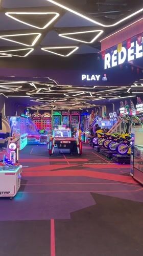 Visitor documents ordinary shopping mall experience in Mumbai