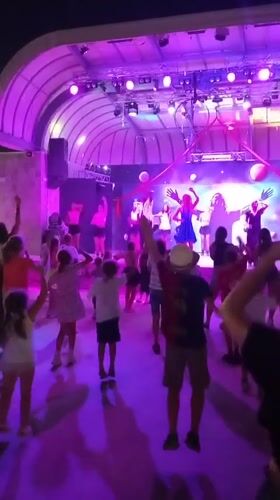 Evening dance event lights up Caorle under purple stage glow